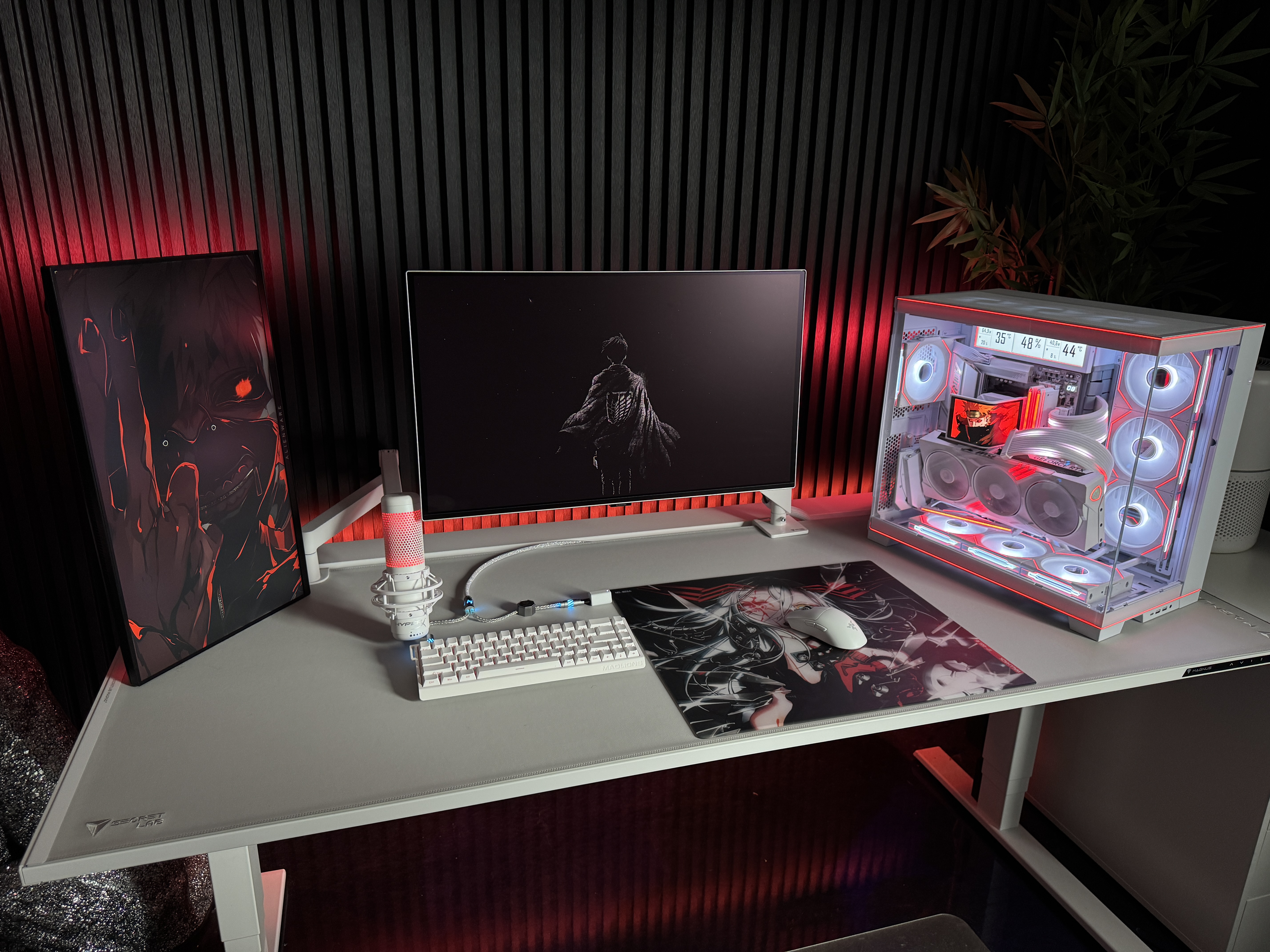 Gaming-Setup von TechzSam mit roter Beleuchtung, Monitoren und PC