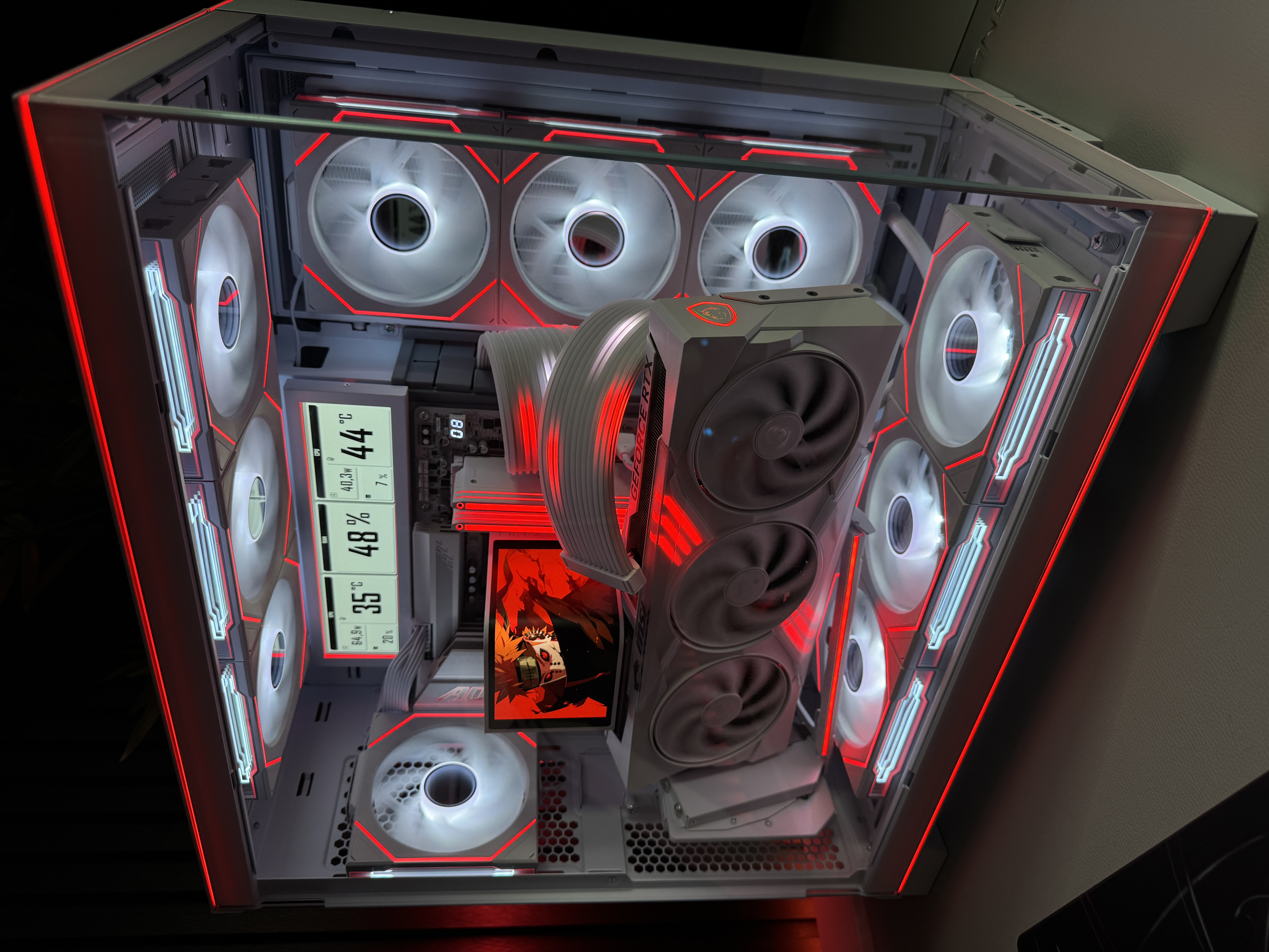 Weißer Gaming-PC von TechzSam mit RGB-Beleuchtung